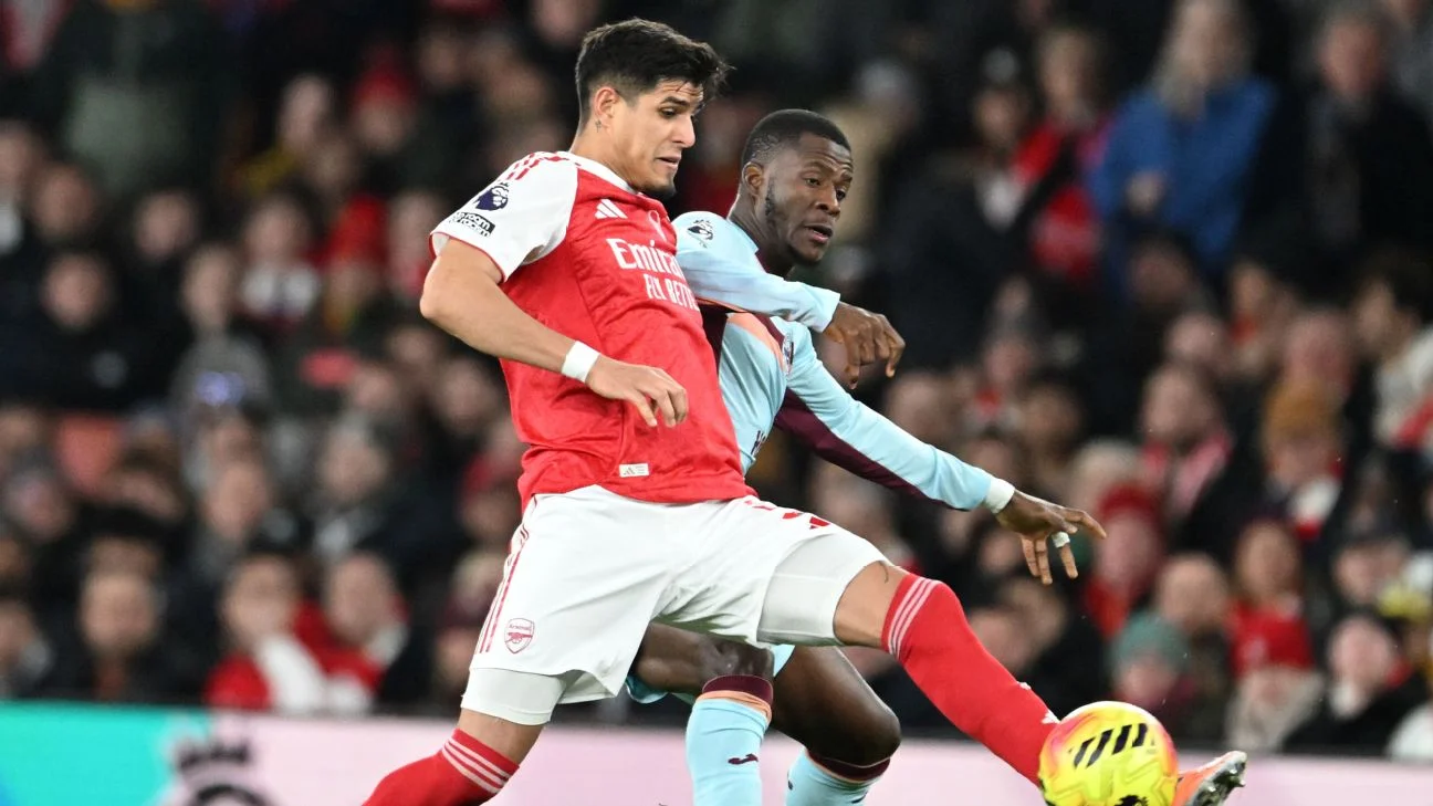 img of Hincapié se consolida como muralla del Arsenal en la victoria 2-0 ante Brentford